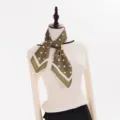 Detailansicht des olivgrünen Retro-Punktschals mit feinem Stoff und elegantem Muster. - 80cm Quadratisches Halstuch / Erdgrün