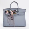 Borsa a mano in pelle azzurra con elegante accessorio sciarpa foulard a nastro lungo in seta fantasia. - Appartamento Urbano Grigio