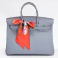 Borsa a mano grigia in pelle stile Birkin con elegante accessorio sciarpa twilly stampata - Rosso Gemma