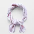 Detailansicht des rosa SeidenkopfTuchs mit niedlichem Alpaka-Muster und glatter Stoffstruktur. - Halstuch / 70x70cm / Rosa