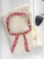 Rosa Blumenband Halskette mit Holzperlen, schicker Vintage Choker fuer Damen styling. - Blume