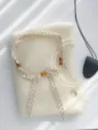 Vintage Pünktchen Seidentuch Halskette mit Holzperlen und Strickpullover Hintergrund. - Gepunktet Creme-Weiß
