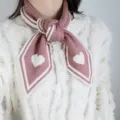Damen Strick Schal mit Herz Muster Winter warme elegante kleine Halstuch Mode Accessoire - Asymmetrisches Halstuch / Rosa Herz