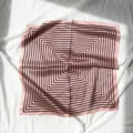 Rosa Seidentuch mit schickem schwarzen geometrischem Muster, elegantes Damen Accessoire. - 53x53cm / Rosa Gestreift