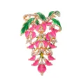 Broche de flor de glicina retro con diamantes de imitación brillantes y hojas esmaltadas de colores. - Rosa