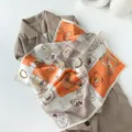 Luxe zijden vierkante sjaal met elegant oranje en wit kleuroptblok ontwerp voor dames. - 53x53cm / Oranje
