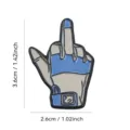 Detailansicht eines coolen Handschuhs mit Mittelfinger-Design, Emaille-Pin auf weißem Hintergrund. - Fingerloser Handschuh Mittelfinger (D18-6-908)