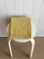 Einfarbiger, kuscheliger Strickschal für Damen im Winter, warmer, schmaler Schal mit Metall-Label. - 160x18cm (S205H) / Gelb