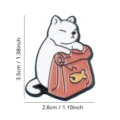 Vue détaillée du joli badge en émail chat, montrant un savoir-faire exquis et une taille compacte. - Chat Protégeant son Sac de Poissons / Chat 3