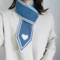 Blauer Strickschal für Damen mit weißen Streifen und einem schönen Herzmuster. - Asymmetrisches Halstuch / Blaues Herz