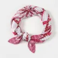 Nahaufnahme einer feinen plissierten rosa-weißen modischen Halstuch mit Retromotiv. - 70x70cm-K708 / Blatt Floral Rosa
