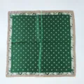 Vista detallada de un pañuelo de seda verde con clásicos motivos de cachemira. - Tamaño 53x53cm / Verde