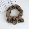 Écharpe croisée en fausse fourrure léopard douce et chaude d'hiver vue détaillée élégante - 85x5cm / Kaki Léopard