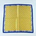 Elegante pañuelo de seda con vibrante estampado de lunares amarillos y cenefa azul. - Tamaño 53x53cm / Amarillo