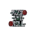 Spilla in metallo smaltato con scritta Rock and Roll e rose rosse per zaini e cappelli. - Stile Rosa Rock and Roll (D15-1-553)