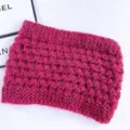Fuchsia gebreide winter oorwarmer detail, zachte wol textuur close-up, gezellig koude accessoire. - Bordeauxrood