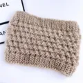 Beige gebreide oorbeschermer hoofdband detailweergave, dik winter haartoebehoor. - Linnen