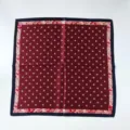 Primer plano detallado de pañuelo de seda burdeos con flores y clásico borde de cachemir. - Tamaño 53x53cm / Rojo