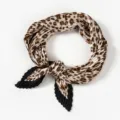 Exquisites plissiertes Leo-Print Halstuch Detail mit elegantem schwarzem Knoten-Design. - 70x70cm-K708 / Leopardenmuster Kaffee