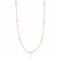 Detailansicht der langen Perlenkette aus rosa Kristallen, die exquisite Verarbeitung zeigt. - Rosa