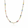 Primo piano dettaglio della collana di perline colorate con perline dorate e ciondolo lettera C. - Lettera C (NE0446 C)