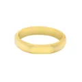 Anello di modo in metallo dorato minimalista, scatto di dettaglio, design semplice per ogni giorno. - Taglia 7 / Oro