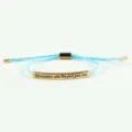 Primo piano dettagliato della barra dorata incisa sul bracciale intrecciato azzurro. - Oro/Blu Lago