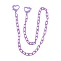Dettaglio catena viola in acrilico con chiusura a cuore, ideale per mascherina o occhiali. - Viola