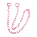 Catena in acrilico rosa con chiusure a cuore, accessorio versatile per maschera o borsa. - Rosa