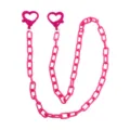 Dettaglio catena rosa in acrilico con chiusura a cuore, ideale come porta mascherina o occhiali. - Rosso rosa
