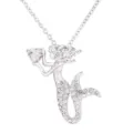 Gros plan détaillé d'un joli collier pendentif sirène en argent avec zircone cœur. - Blanc