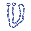 Vista di dettaglio ravvicinata della catena a cuore in plastica blu, accessorio. - Blu zaffiro