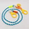 Cordino colorato per mascherina da bambini con ciondolo sorriso e ganci in plastica sicuri. - Blu