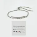 Bracciale regolabile in corda di acciaio al titanio con barra incisa e cartolina motivazionale. - Don't Let The Hard Days Win / Argento