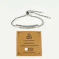 Bracciale regolabile in corda di acciaio inossidabile con tubo inciso e cartolina. - God Is In Control / Argento
