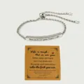 Bracciale regolabile in acciaio al titanio con catena a corda e barra incisa motivazionale. - Credi in te come faccio io / Argento