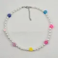 Elegante collana di perle di fiori con ciondoli in argilla polimerica colorata. - Fiore di Perla