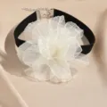Elegante collana choker in velluto nero con grande fiore trasparente, perfetta per look chic. - Stile Fiore in Rete / Fiore da 9cm / Bianco avorio