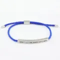 Primo piano dettagliato del bracciale in corda intrecciata blu con barra in acciaio. - Tubo Argento - Corda Blu Reale (Con Cartolina)