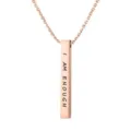 Primo piano di una collana con ciondolo a barra verticale in oro rosa con testo inciso I AM ENOUGH. - Stile Inciso I Am Enough / Oro rosa