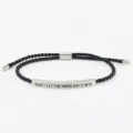 Primo piano di un bracciale in corda intrecciata nera con barra metallica in titanio. - Tubo Argento - Corda Nera (Con Cartolina)