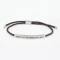 Bracciale in corda intrecciata in acciaio al titanio con citazione ispiratrice vista dettagliata - Tubo Argento - Corda Caffè (Con Cartolina)