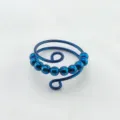 Blauer Titanstahl Antistress Ring mit beweglichen Perlen, verstellbarer Anti-Angst Ring Detail. - Blau