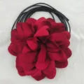 Collare choker con grande fiore in tessuto rosso dettaglio camelia in rilievo 3d. - Fiori di Raso / 11cm / Borgogna