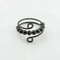 Schwarzer Fidget Ring aus Stahl mit beweglichen Perlen, verstellbarer Anti-Stress Ring Detail. - Schwarz