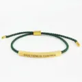 Bracciale intrecciato in tubo curvo in acciaio inossidabile inciso, lunghezza regolabile. - DIOS TIENE EL CONTROL (B240303002) / Oro/Verde