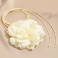 Collana girocollo con fiore in tessuto fatto a mano, design camelia 3D con lunghi lacci eleganti. - Fiori di Raso / 11cm / Bianco avorio