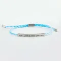 Vista dettagliata del bracciale in corda intrecciata azzurro con barra in acciaio incisa. - Tubo Argento - Corda Blu Lago (Con Cartolina)