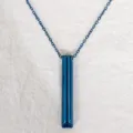 Dettaglio collana respirazione consapevole in acciaio blu, ciondolo antistress. - Blu