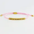 Dettaglio bracciale intrecciato rosa fatto a mano con tubo in metallo dorato inciso. - Tubo Oro - Corda Rosa (Con Cartolina)